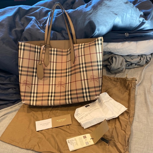 Burberry tote - Picture 1 of 6